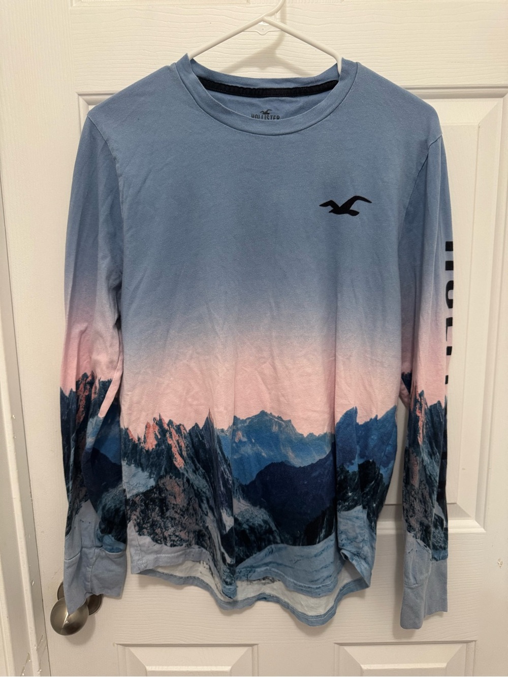 Hollister Men's Long-Sleeve Gradient Mountain Tee - Light Blue & Pink